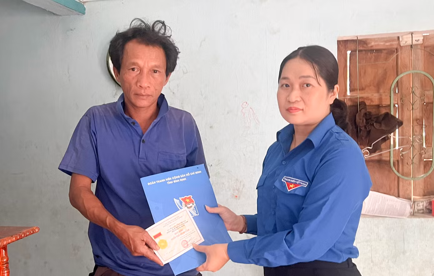 Người thân của em Nh.nhận huy hiệu Tuổi trẻ dũng cảm của Trung ương Đoàn truy tặng cho em vì hành động dũng cảm. Người thân của em Nh.nhận huy hiệu Tuổi trẻ dũng cảm của Trung ương Đoàn truy tặng cho em vì hành động dũng cảm.