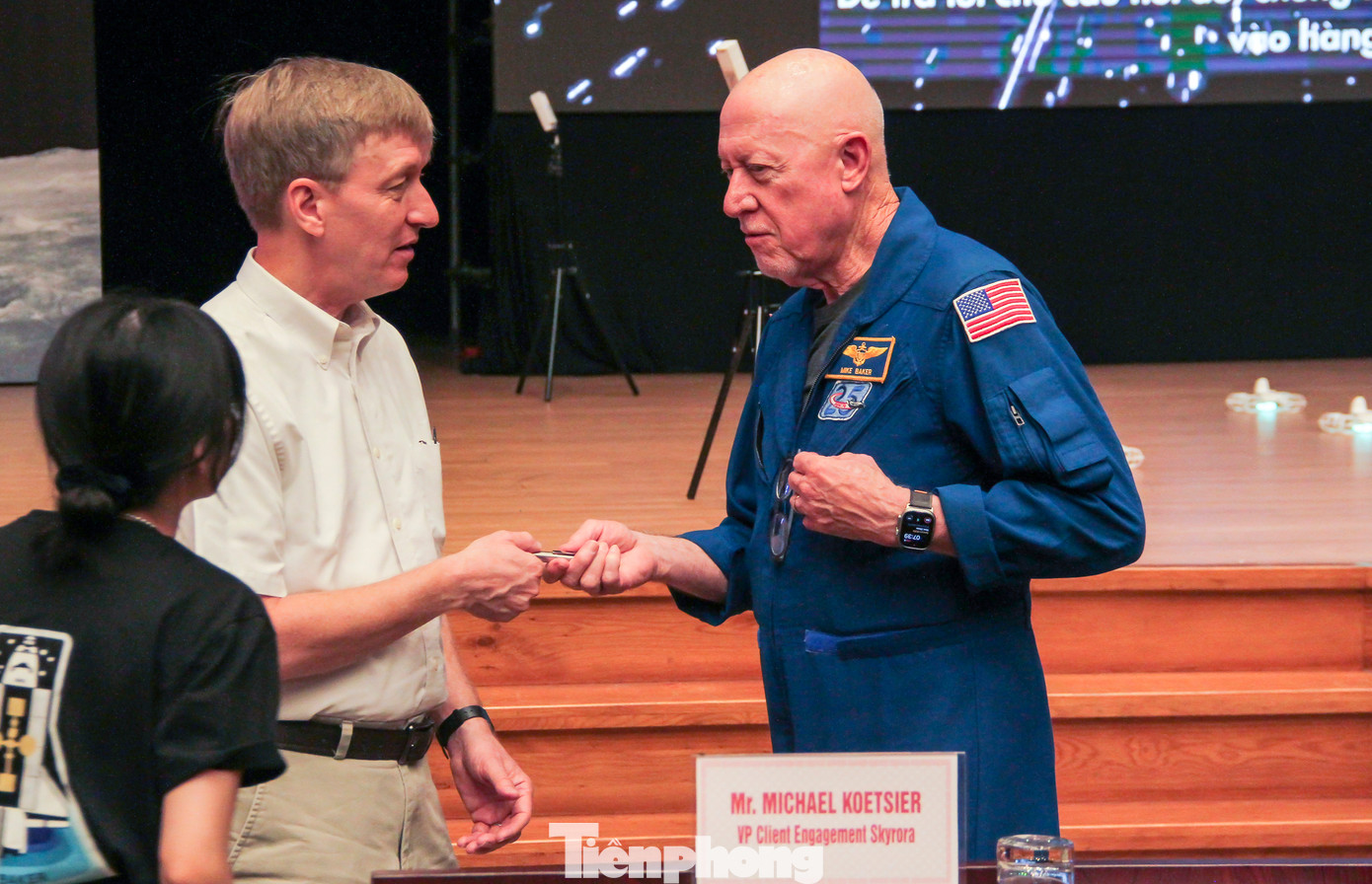 Cựu phi hành gia Michael A. Baker (bên phải) và TS Josef Schmid - là phẫu thuật gia và bác sĩ gia đình của NASA. Ảnh: Trương Định Cựu phi hành gia Michael A. Baker (bên phải) và TS Josef Schmid - là phẫu thuật gia và bác sĩ gia đình của NASA. Ảnh: Trương Định