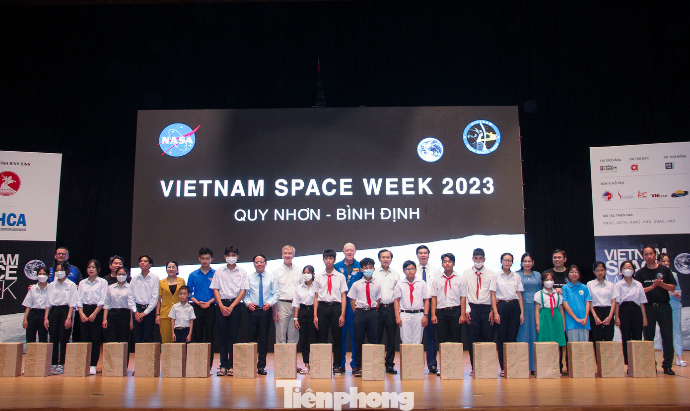 Các phi hành gia tặng quà cho học sinh. Ảnh: Trương Định Các phi hành gia tặng quà cho học sinh. Ảnh: Trương Định