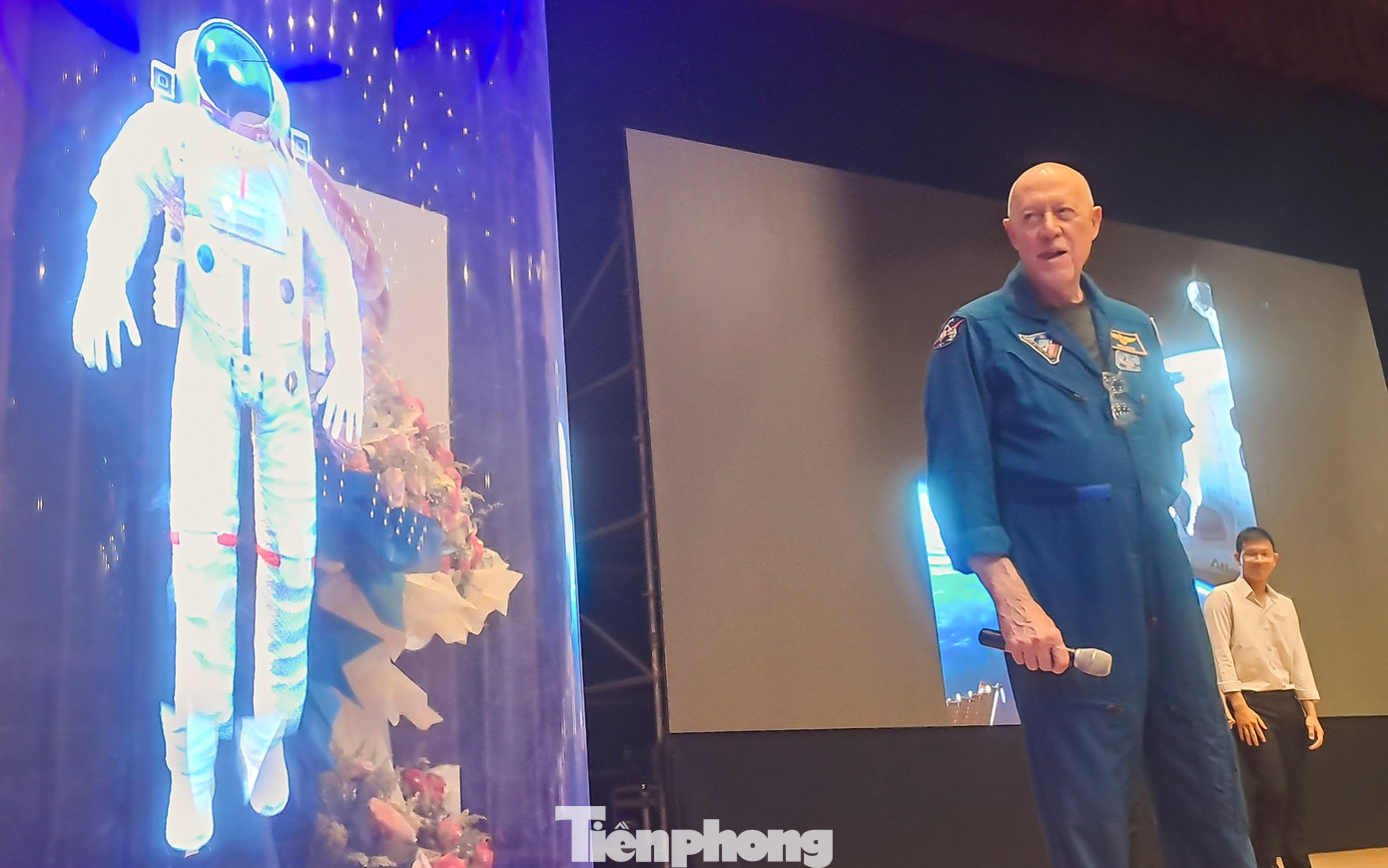 Cựu phi hành gia Michael A. Baker chia sẻ những câu chuyện của phi hành gia trong môi trường làm việc và sinh hoạt của họ trên không gian. Ảnh: Trương Định Cựu phi hành gia Michael A. Baker chia sẻ những câu chuyện của phi hành gia trong môi trường làm việc và sinh hoạt của họ trên không gian. Ảnh: Trương Định