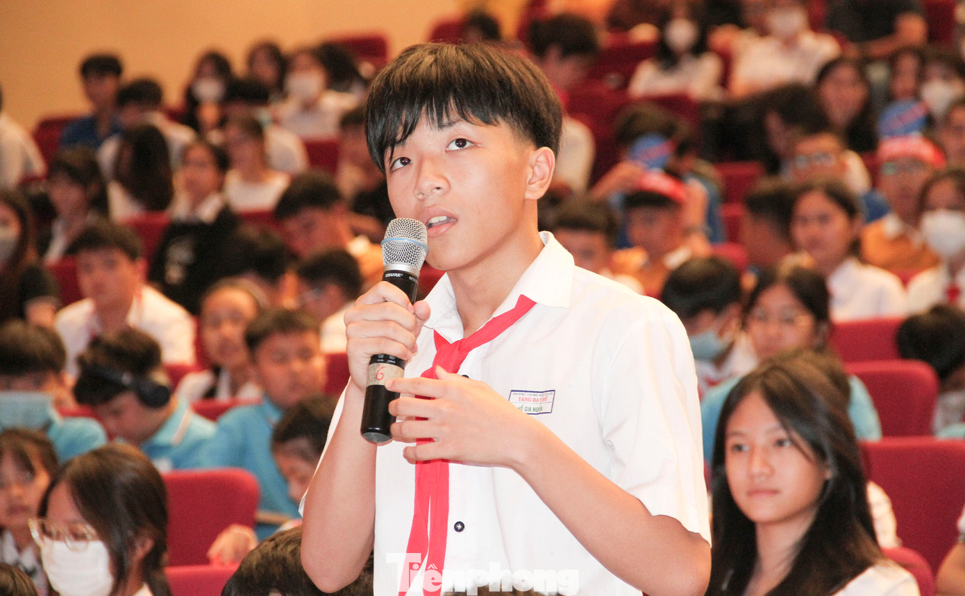 Các em học sinh đặt câu hỏi trực tiếp cho phi hành gia. Ảnh: Trương Định Các em học sinh đặt câu hỏi trực tiếp cho phi hành gia. Ảnh: Trương Định