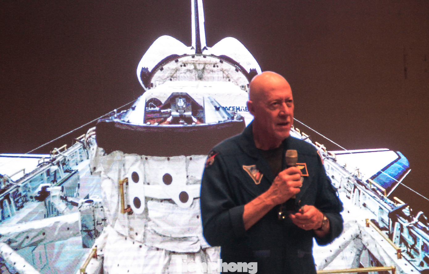 Cựu phi hành gia Michael A. Baker chia sẻ tại chương trình. Ảnh: Trương Định Cựu phi hành gia Michael A. Baker chia sẻ tại chương trình. Ảnh: Trương Định