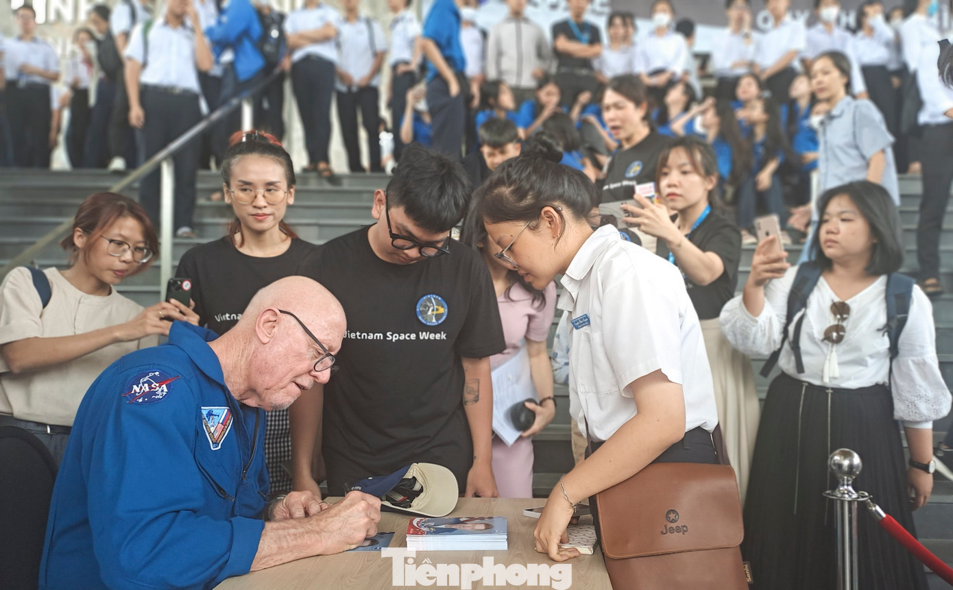 Cựu phi hành gia Michael A. Baker ký tặng cho các em học sinh. Ảnh: Trương Định Phi hành gia NASA truyền cảm hứng cho các bạn trẻ TP. HCM 07/06/2023 Hàng nghìn bạn trẻ nghe phi hành gia NASA kể cuộc sống trên vũ trụ 07/06/2023 Giới trẻ trải nghiệm vũ trụ thực tế ảo, lắng nghe chia sẻ từ cựu phi hành gia NASA 05/06/2023 Lần đầu tiên Tuần lễ NASA được tổ chức tại Việt Nam 02/06/2023 Cựu phi hành gia Michael A. Baker ký tặng cho các em học sinh. Ảnh: Trương Định Phi hành gia NASA truyền cảm hứng cho các bạn trẻ TP. HCM 07/06/2023 Hàng nghìn bạn trẻ nghe phi hành gia NASA kể cuộc sống trên vũ trụ 07/06/2023 Giới trẻ trải nghiệm vũ trụ thực tế ảo, lắng nghe chia sẻ từ cựu phi hành gia NASA 05/06/2023 Lần đầu tiên Tuần lễ NASA được tổ chức tại Việt Nam 02/06/2023