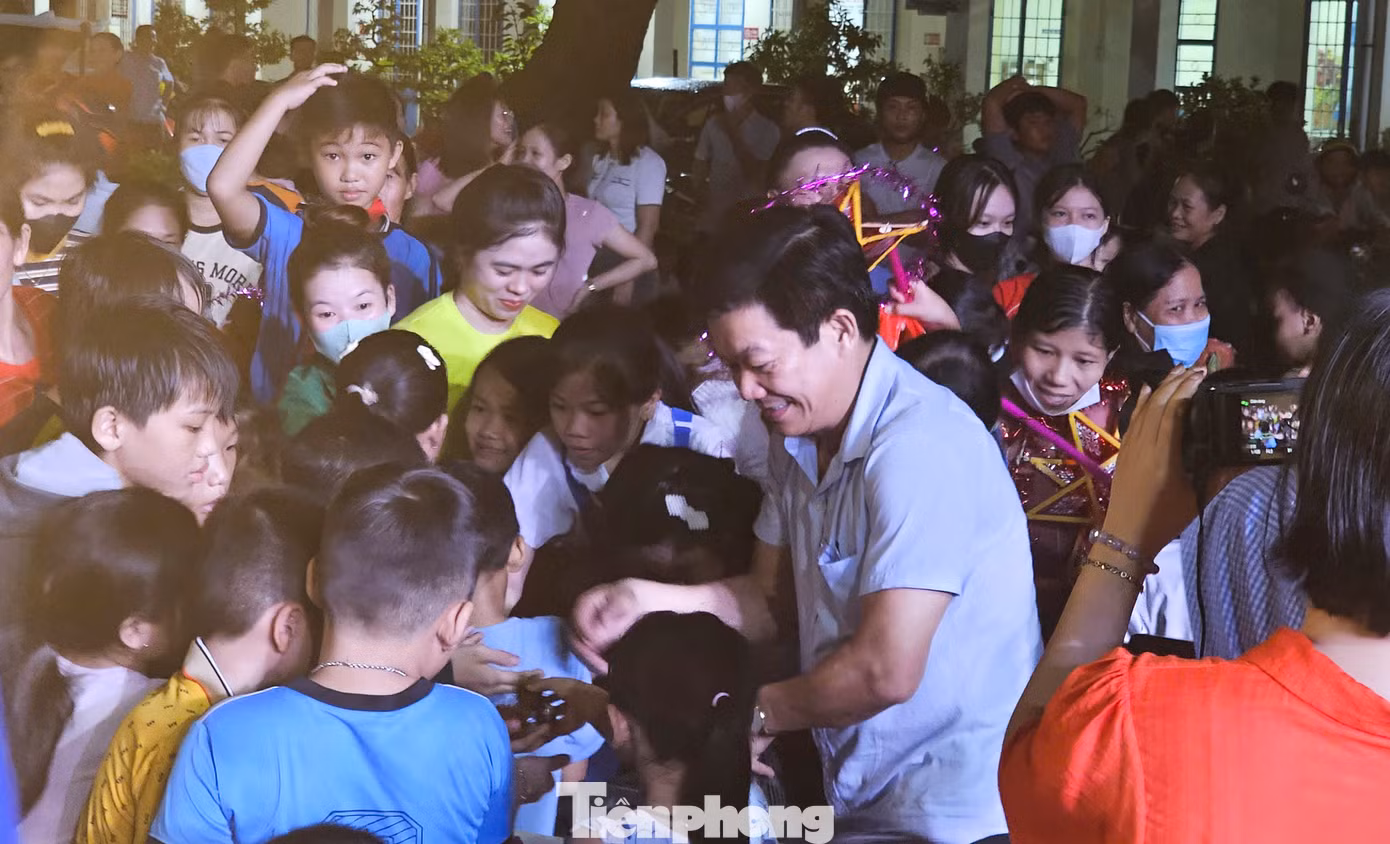 Tặng quà cho các em thiếu nhi.