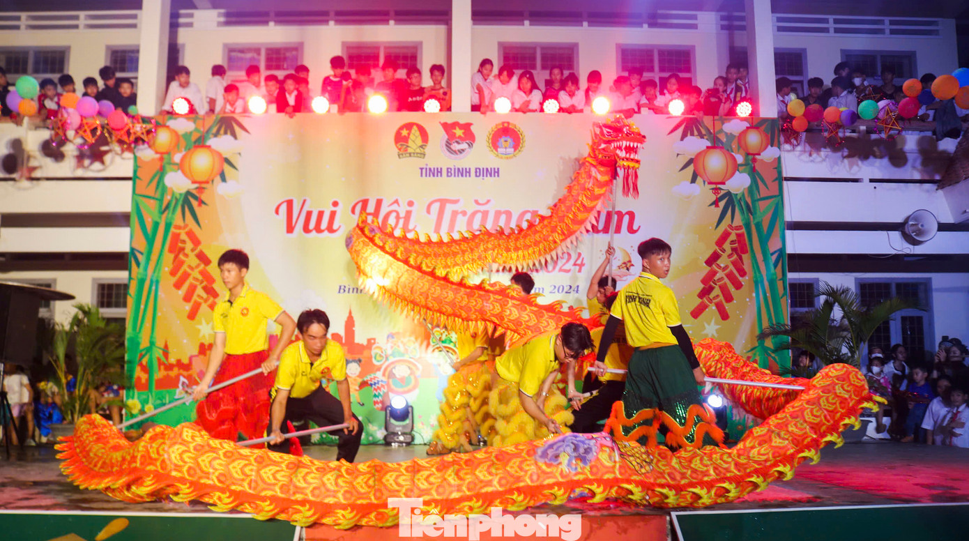 Nhiều tiết mục văn nghệ đặc sắc mang lại niềm vui, tiếng cười.