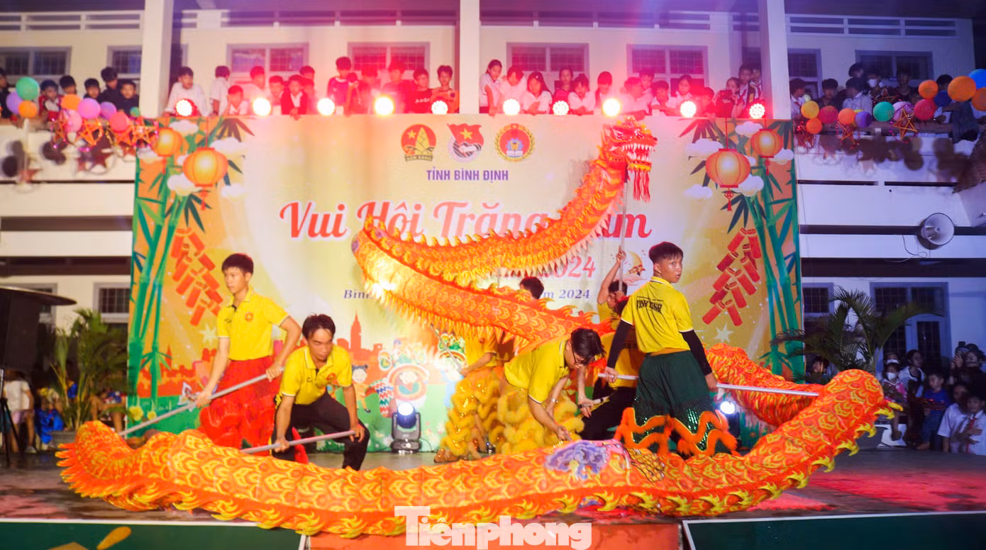 Nhiều tiết mục văn nghệ đặc sắc mang lại niềm vui, tiếng cười.