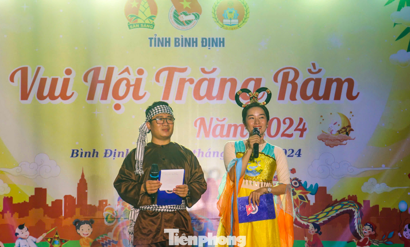 “Đêm hội trăng rằm” là dịp hỗ trợ, động viên các em thiếu nhi có hoàn cảnh khó khăn, và mang đến niềm vui cho các em trong dịp Tết Trung thu.