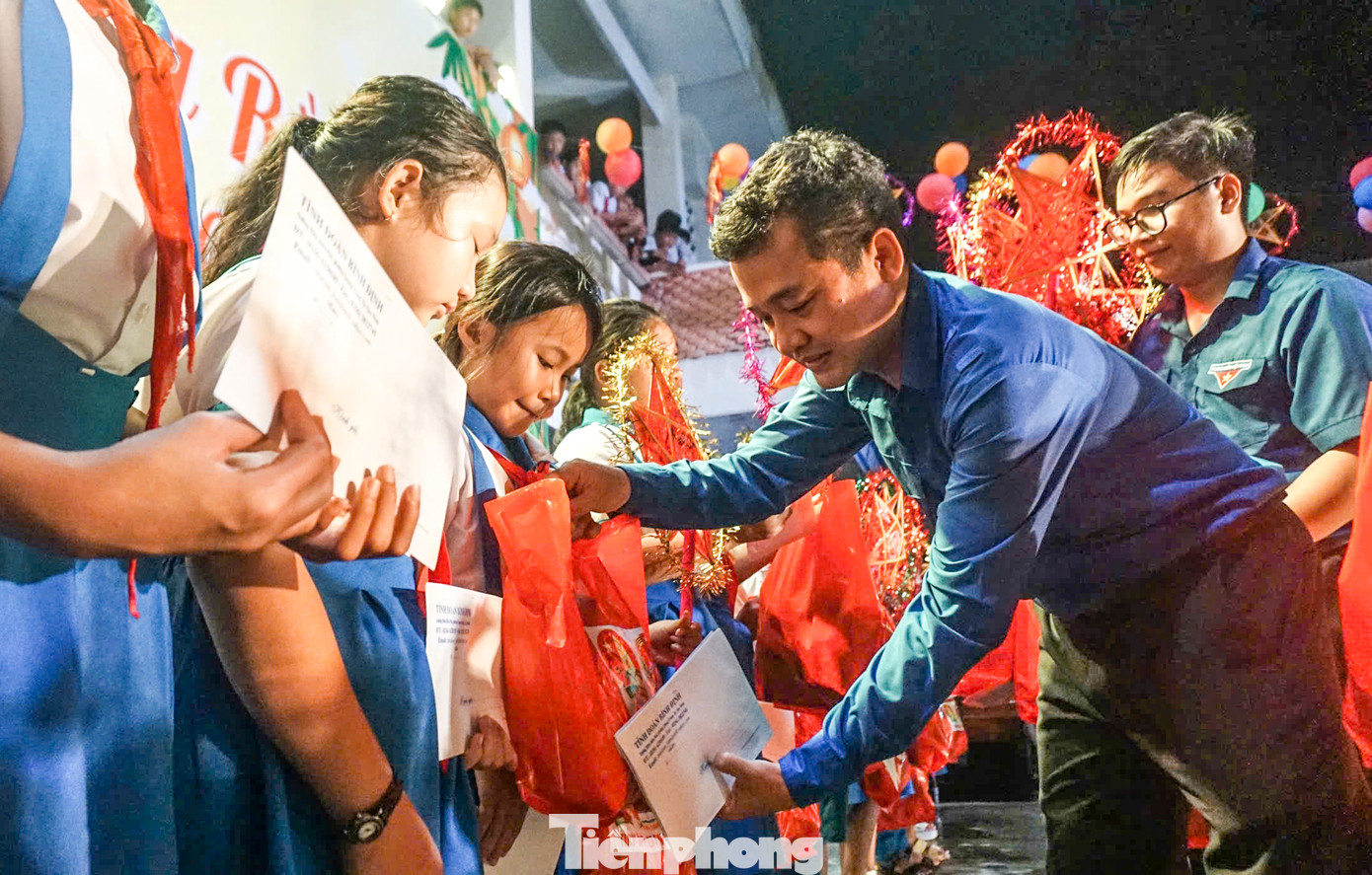 Tại chương trình, BTC tặng 100 suất quà Trung thu cho các em thiếu nhi tại thị xã Hoài Nhơn. (Trong ảnh, Bí thư Tỉnh Đoàn Nguyễn Thành Trung và Phó Bí thư Thường trực Tỉnh Đoàn, Chủ tịch Hội đồng Đội tỉnh Bình Định Huỳnh Thị Thanh Nguyệt trao quà cho các em thiếu nhi).