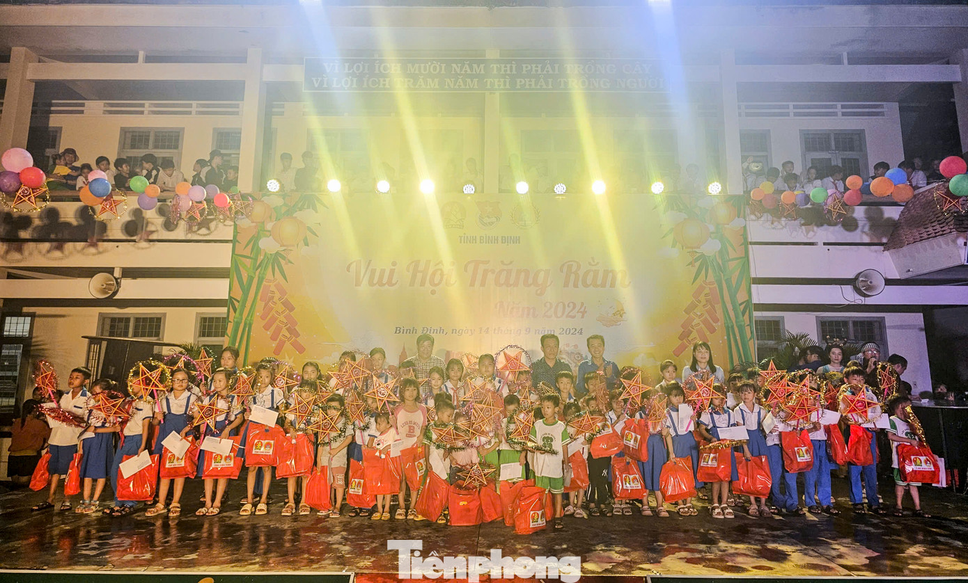 Tại chương trình, BTC tặng 100 suất quà Trung thu cho các em thiếu nhi tại thị xã Hoài Nhơn. (Trong ảnh, Bí thư Tỉnh Đoàn Nguyễn Thành Trung và Phó Bí thư Thường trực Tỉnh Đoàn, Chủ tịch Hội đồng Đội tỉnh Bình Định Huỳnh Thị Thanh Nguyệt trao quà cho các em thiếu nhi).