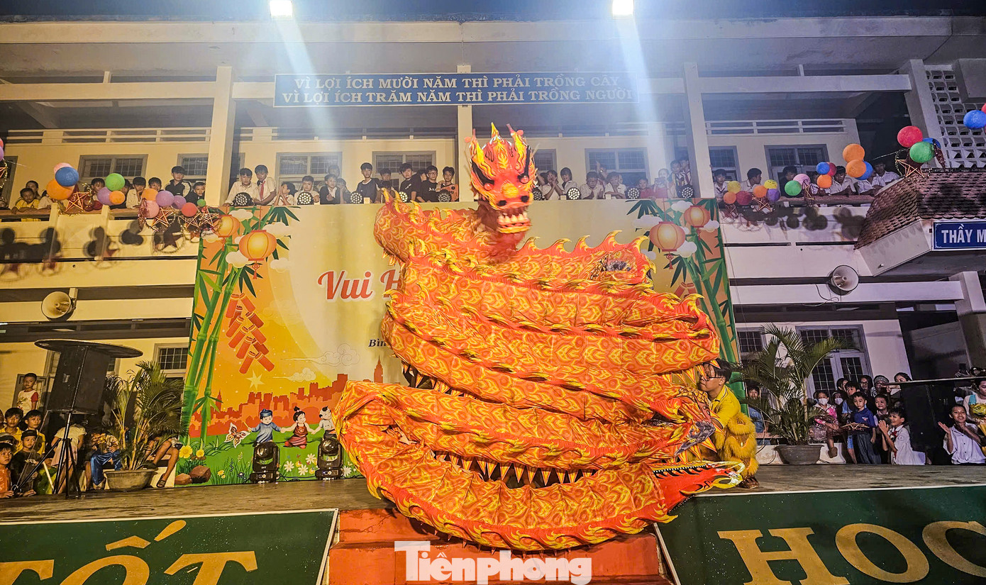 Nhiều tiết mục văn nghệ đặc sắc mang lại niềm vui, tiếng cười.