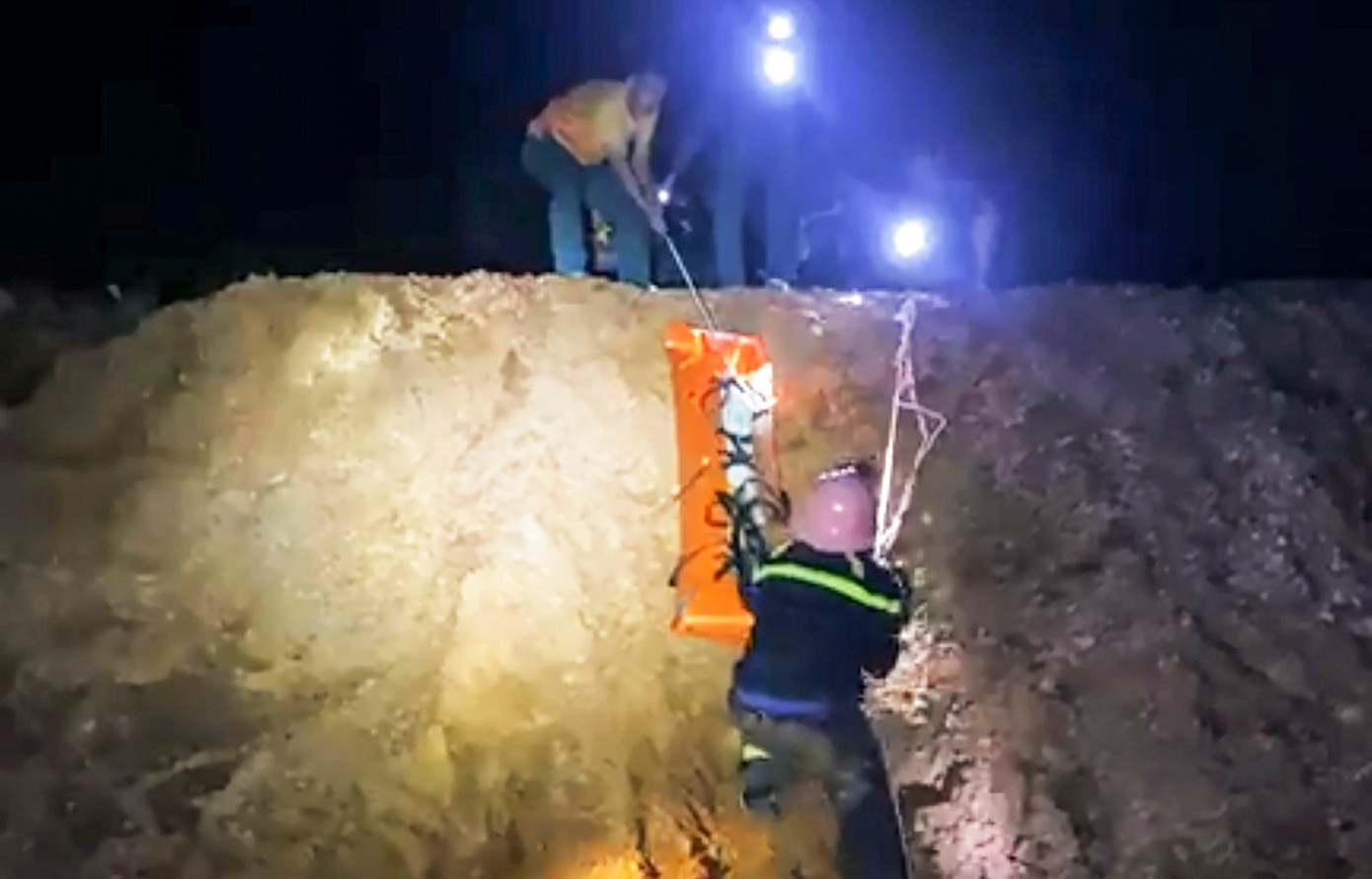 Công tác cứu hộ, tìm kiếm nạn nhân trong đêm. (Ảnh: Đội SOS 115 - tỉnh Bình Định)