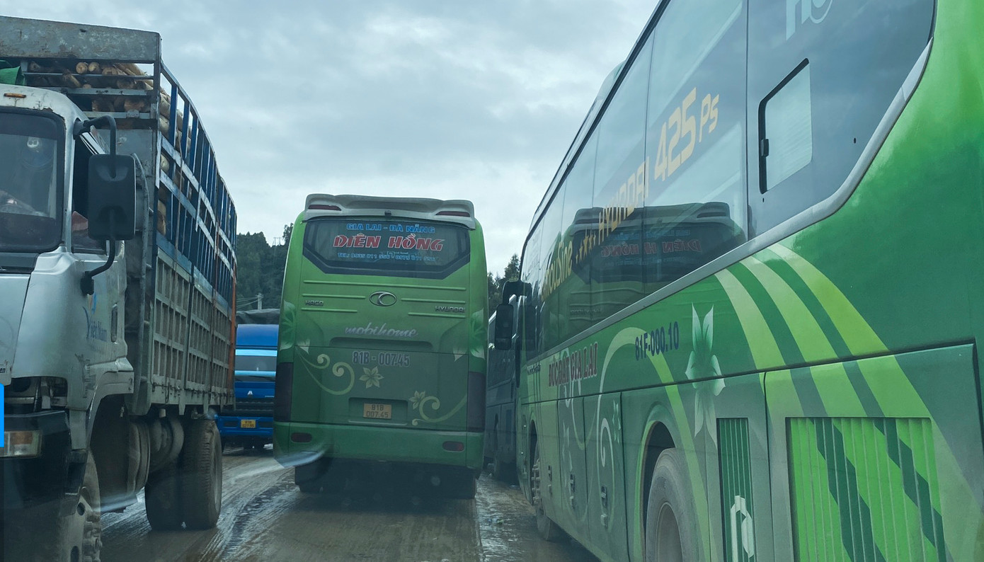 Giao thông bị ùn tắc kéo dài. Giao thông bị ùn tắc kéo dài.