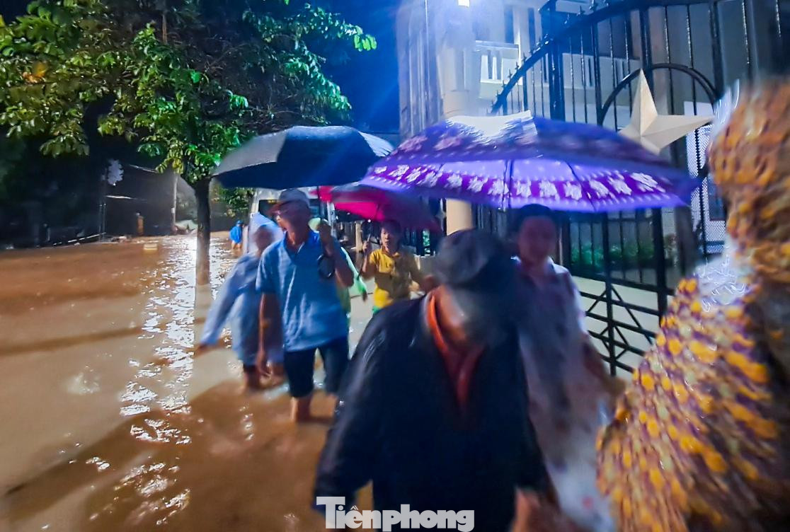 Người dân phường Ghềnh Ráng di chuyển ra khỏi vùng bị ngập trong tối 11/10. Ảnh: Trương Định. Người dân phường Ghềnh Ráng di chuyển ra khỏi vùng bị ngập trong tối 11/10. Ảnh: Trương Định.