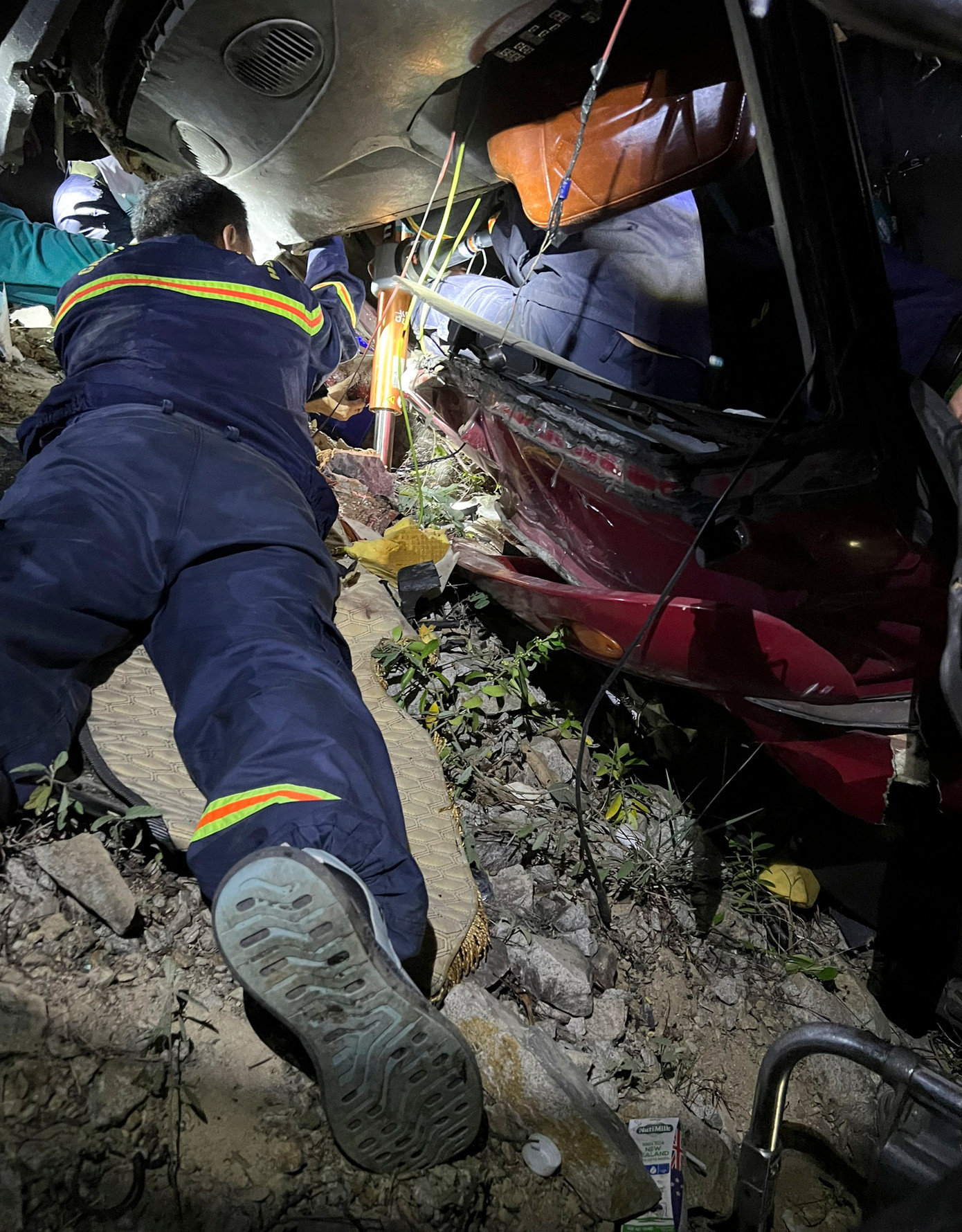 Lực lượng chức năng tiến hành cứu hộ tài xế. Lực lượng chức năng tiến hành cứu hộ tài xế.