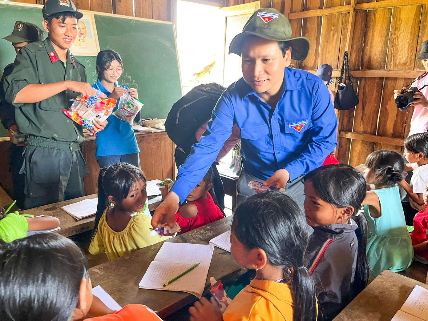 Anh Hà Duy Trung, Bí thư Tỉnh Đoàn Bình Định tặng quà cho các em thiếu nhi tại Làng O2. Anh Hà Duy Trung, Bí thư Tỉnh Đoàn Bình Định tặng quà cho các em thiếu nhi tại Làng O2.
