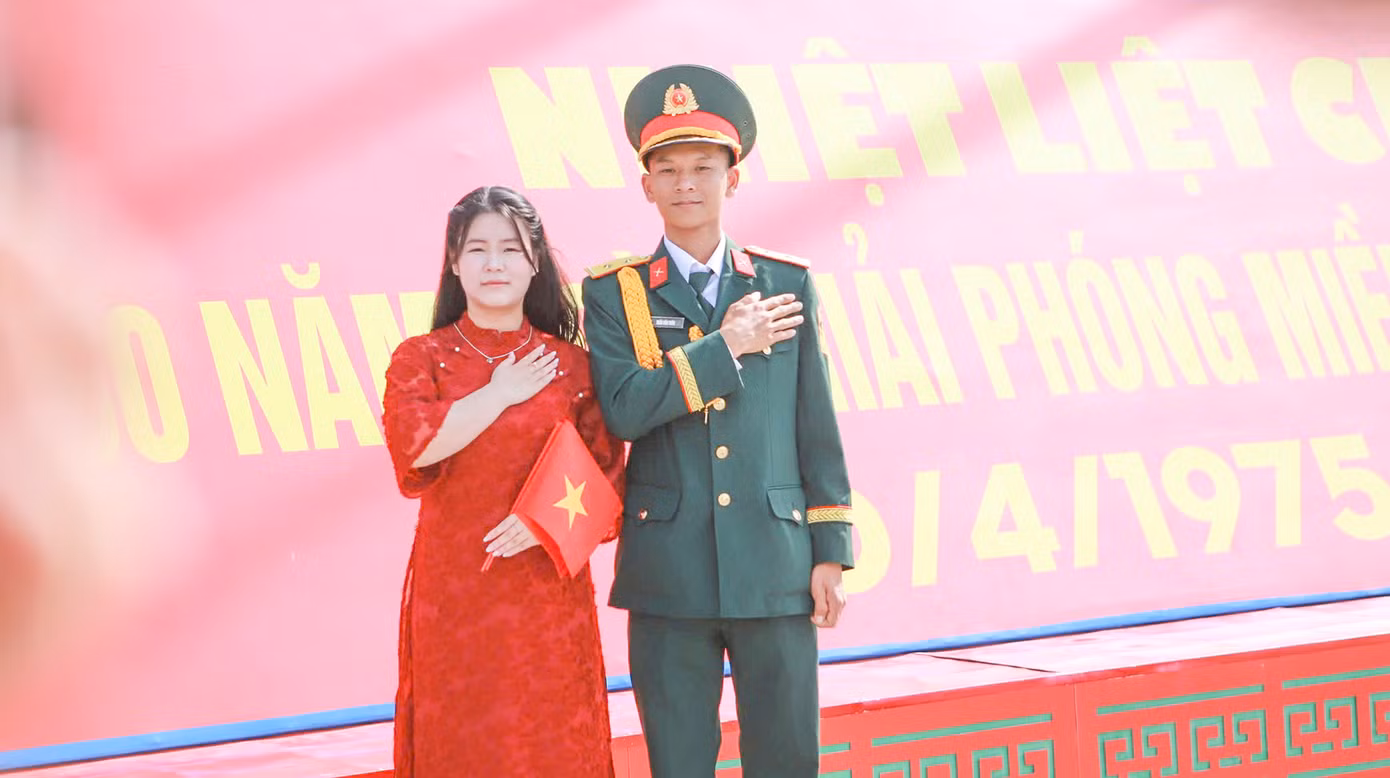 Tuổi trẻ Bình Định xuống phố check-in, lưu giữ khoảnh khắc đáng nhớ trong ngày lịch sử.