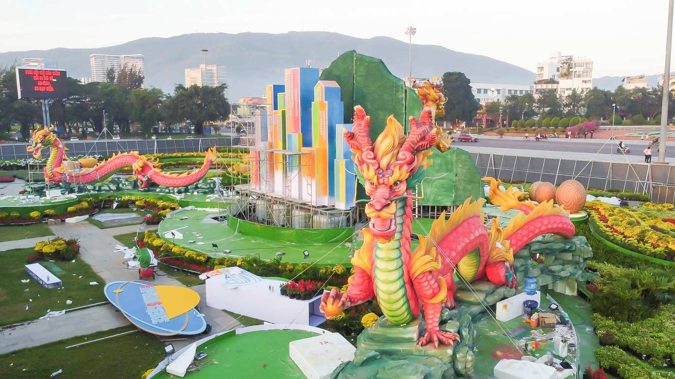 Cụm gồm 3 linh vật rồng, gồm 2 rồng phụ nhỏ và 1 rồng chính lớn. (Ảnh: Trương Định)