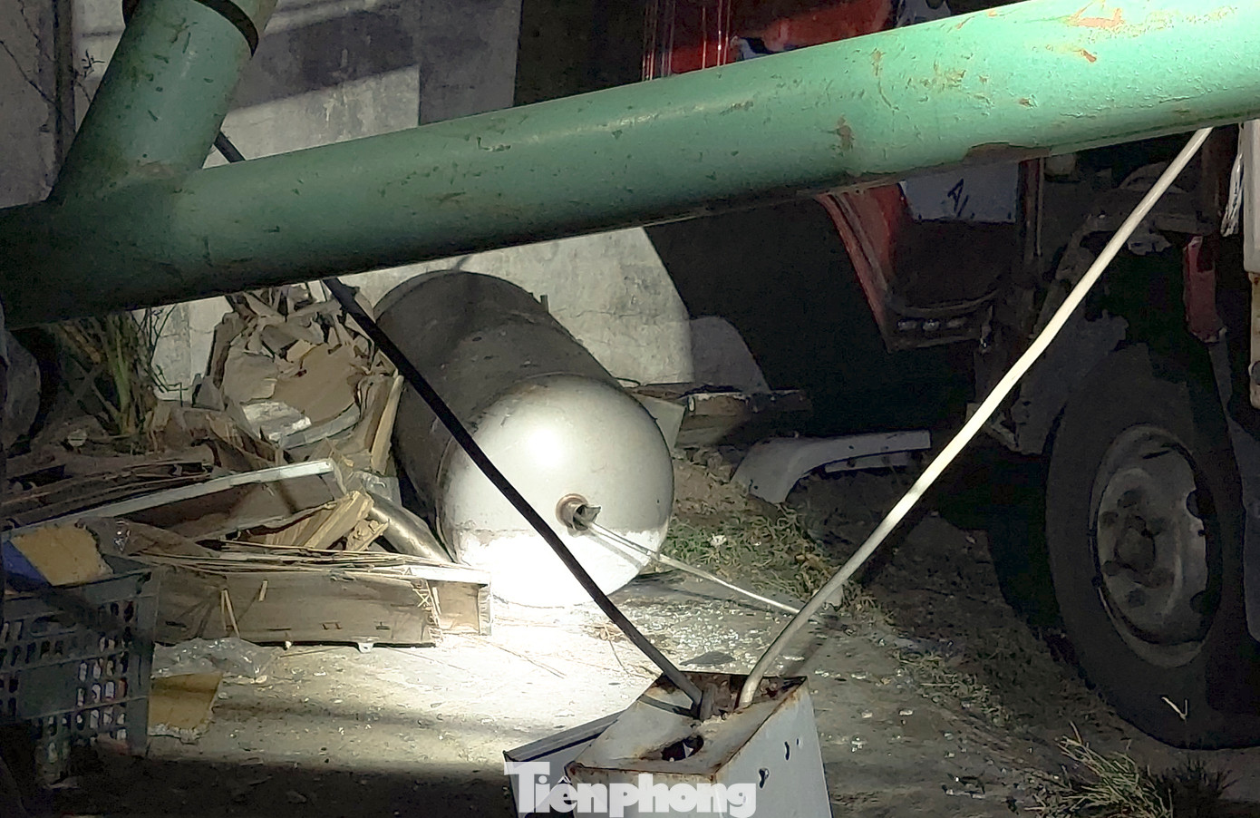 Xác minh ban đầu vụ nổ được nghi là do bình khí oxy ở dạng lỏng. Ảnh: Trương Định