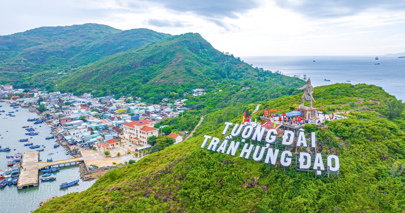 Tượng đài Đức Thánh Trần Hưng Đạo. Ảnh: Dũng Nhân.