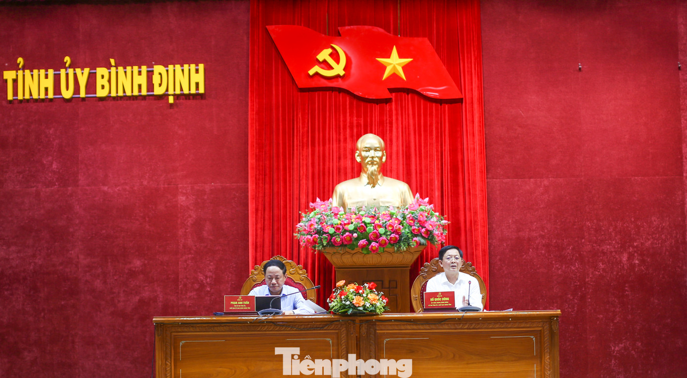 Ông Hồ Quốc Dũng - Bí thư Tỉnh ủy, và ông Phạm Anh Tuấn - Chủ tịch UBND tỉnh, chủ trì buổi làm việc. Ảnh: Trương Định