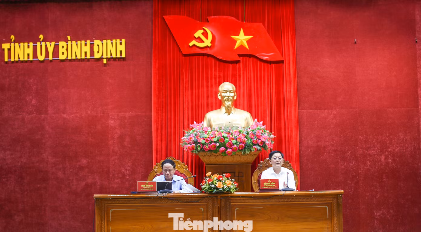 Ông Hồ Quốc Dũng - Bí thư Tỉnh ủy, và ông Phạm Anh Tuấn - Chủ tịch UBND tỉnh, chủ trì buổi làm việc. Ảnh: Trương Định Ông Hồ Quốc Dũng - Bí thư Tỉnh ủy, và ông Phạm Anh Tuấn - Chủ tịch UBND tỉnh, chủ trì buổi làm việc. Ảnh: Trương Định