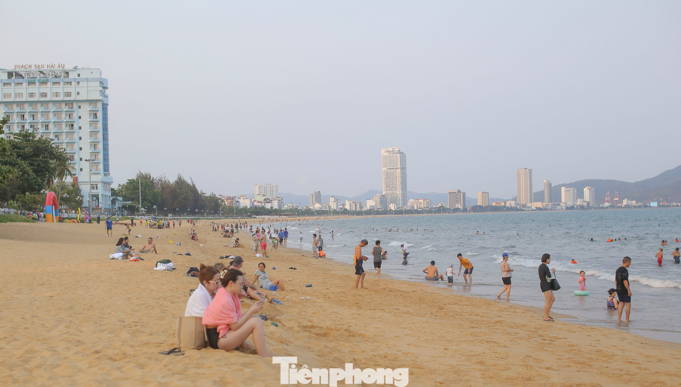 Quy Nhơn nổi tiếng với đường bờ biển dài hình bán nguyệt bao quanh tuyệt đẹp, được ví như “vầng trăng khuyết”. Nằm ngay cạnh trung tâm thành phố, đây là bãi tắm lý tưởng với cát vàng trải dài khoảng chừng 5km cùng làn nước trong xanh. Ảnh: Trương Định