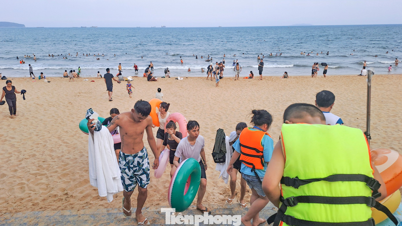 Càng về chiều lượng người đổ về biển Quy Nhơn để tắm mỗi lúc một đông. Ảnh: Trương Định