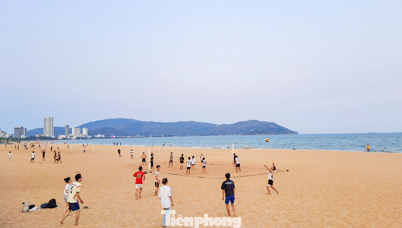 Vui chơi thể thao trên bãi biển. Ảnh: Trương Định