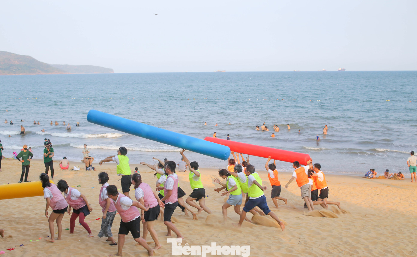 Chơi team building trên bãi biển Quy Nhơn. Ảnh: Trương Định