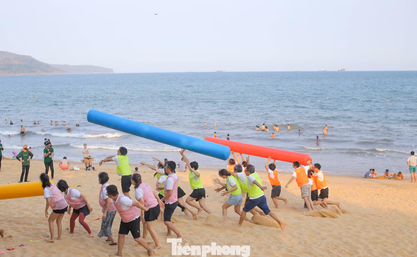 Chơi team building trên bãi biển Quy Nhơn. Ảnh: Trương Định