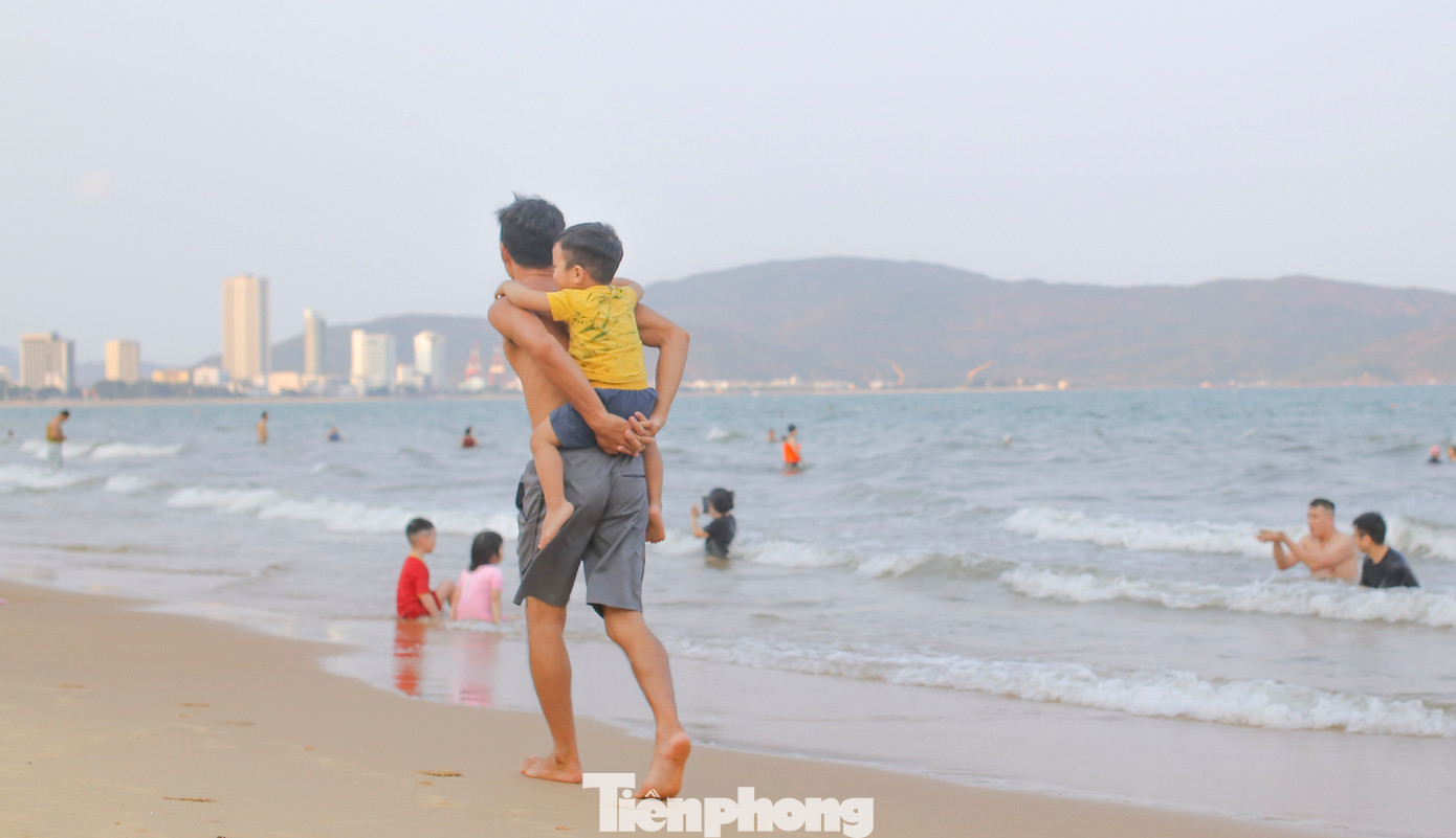 Chạy tập thể dục trên bãi biển. Ảnh: Trương Định