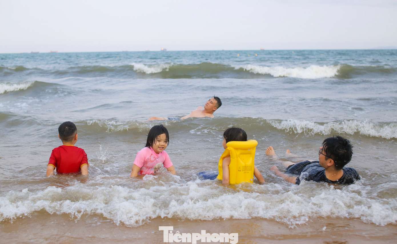 Với thời tiết nắng nóng thì tắm biển là sự lựa chọn hợp lý, giúp giải nhiệt hiệu quả. Ảnh: Trương Định