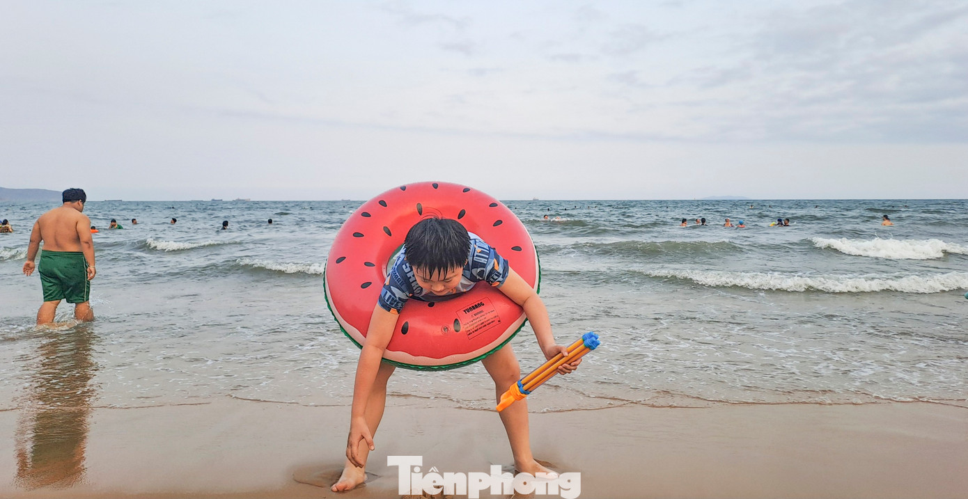 Các em nhỏ rất thích thú được đi tắm biển. Ảnh: Trương Định