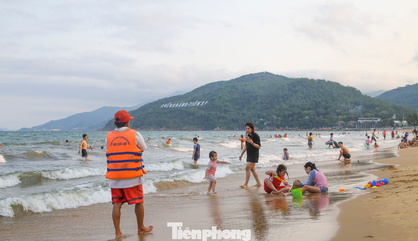 Lực lượng cứu hộ có mặt thường xuyên để đảm bảo an toàn cho người dân, du khách tắm biển. Ảnh: Trương Định