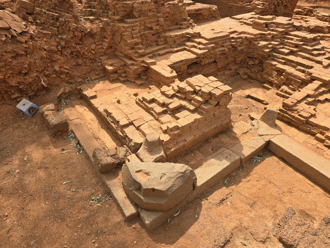 Nền tháp lộ ra. Ảnh: Đ.X. Nền tháp lộ ra. Ảnh: Đ.X.