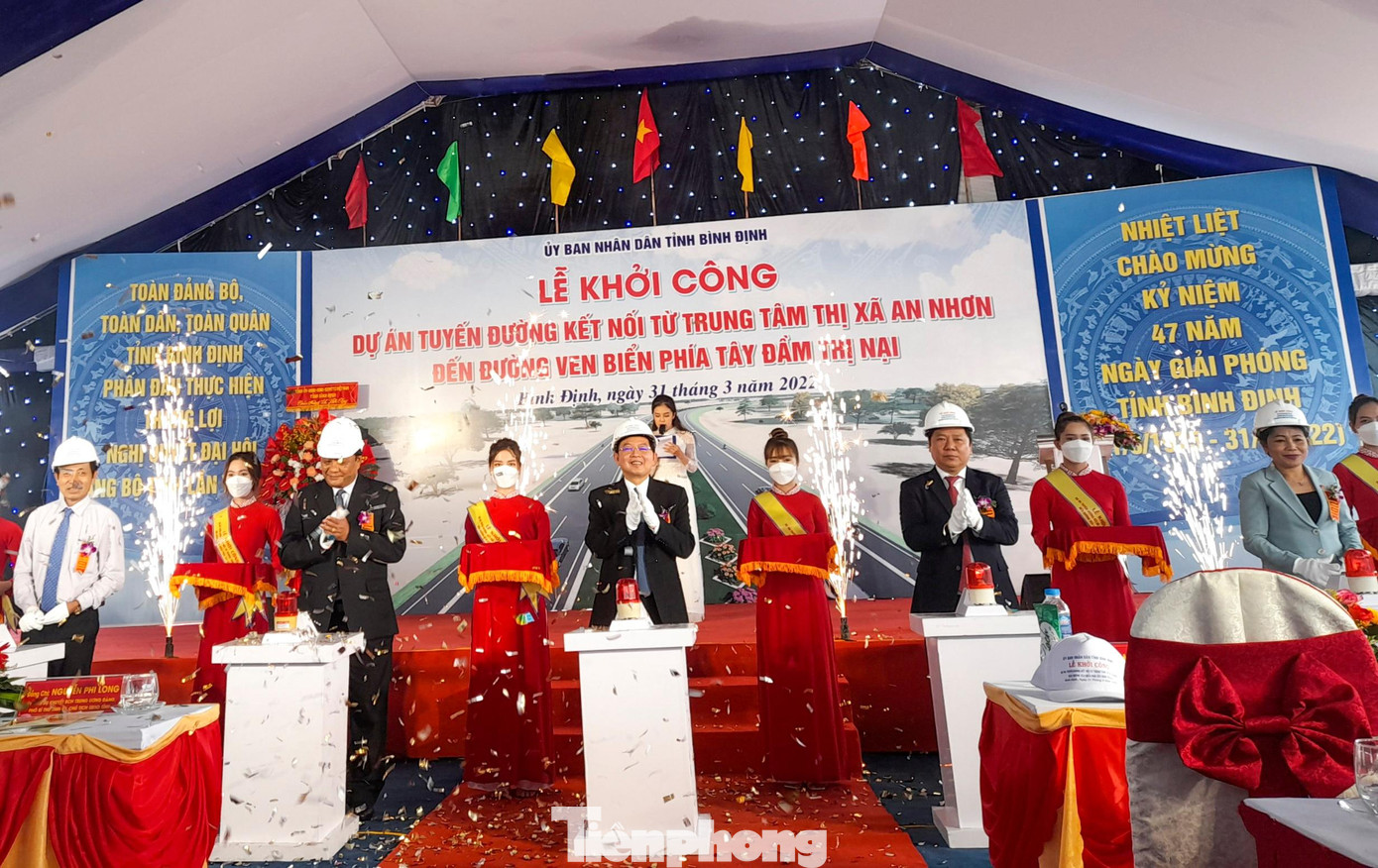 Khởi công tuyến đường kết nối từ trung tâm TX An Nhơn đến đường ven biển phía tây đầm Thị Nại. Ảnh: Trương Định Khởi công tuyến đường kết nối từ trung tâm TX An Nhơn đến đường ven biển phía tây đầm Thị Nại. Ảnh: Trương Định