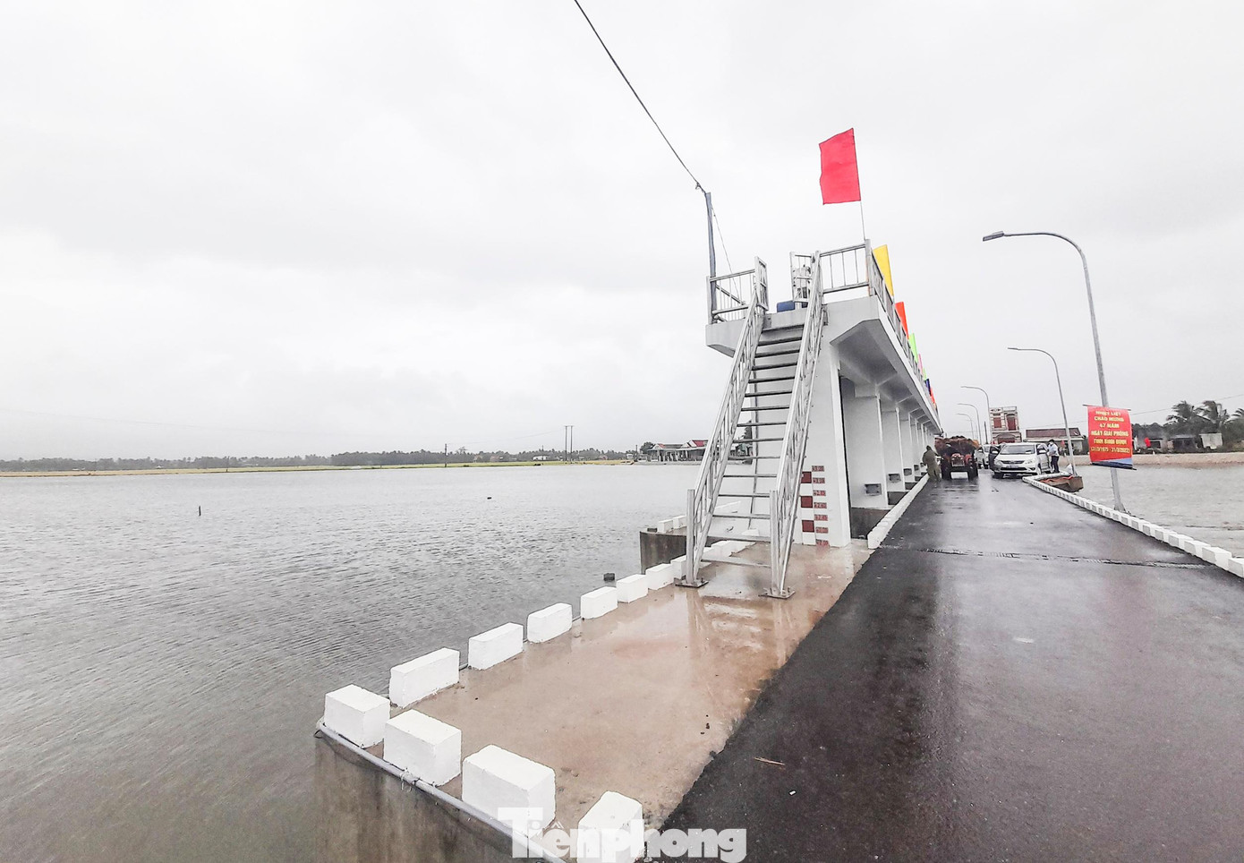 Đập dâng Đức Phổ. Ảnh: Trương Định Đập dâng Đức Phổ. Ảnh: Trương Định