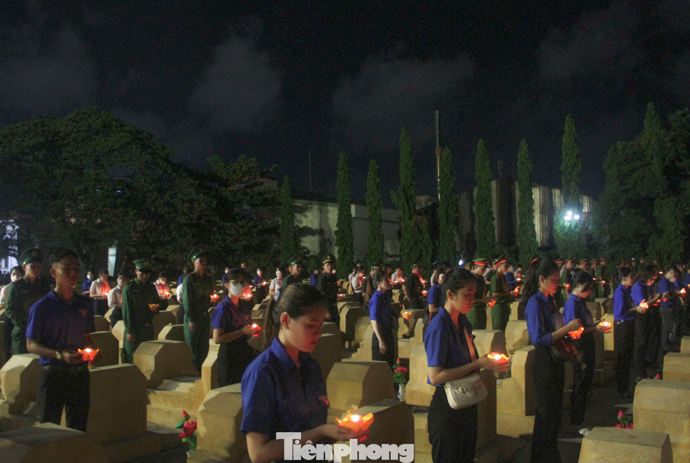 Các bạn ĐVTN thắp nến tri ân. Ảnh: Trương Định