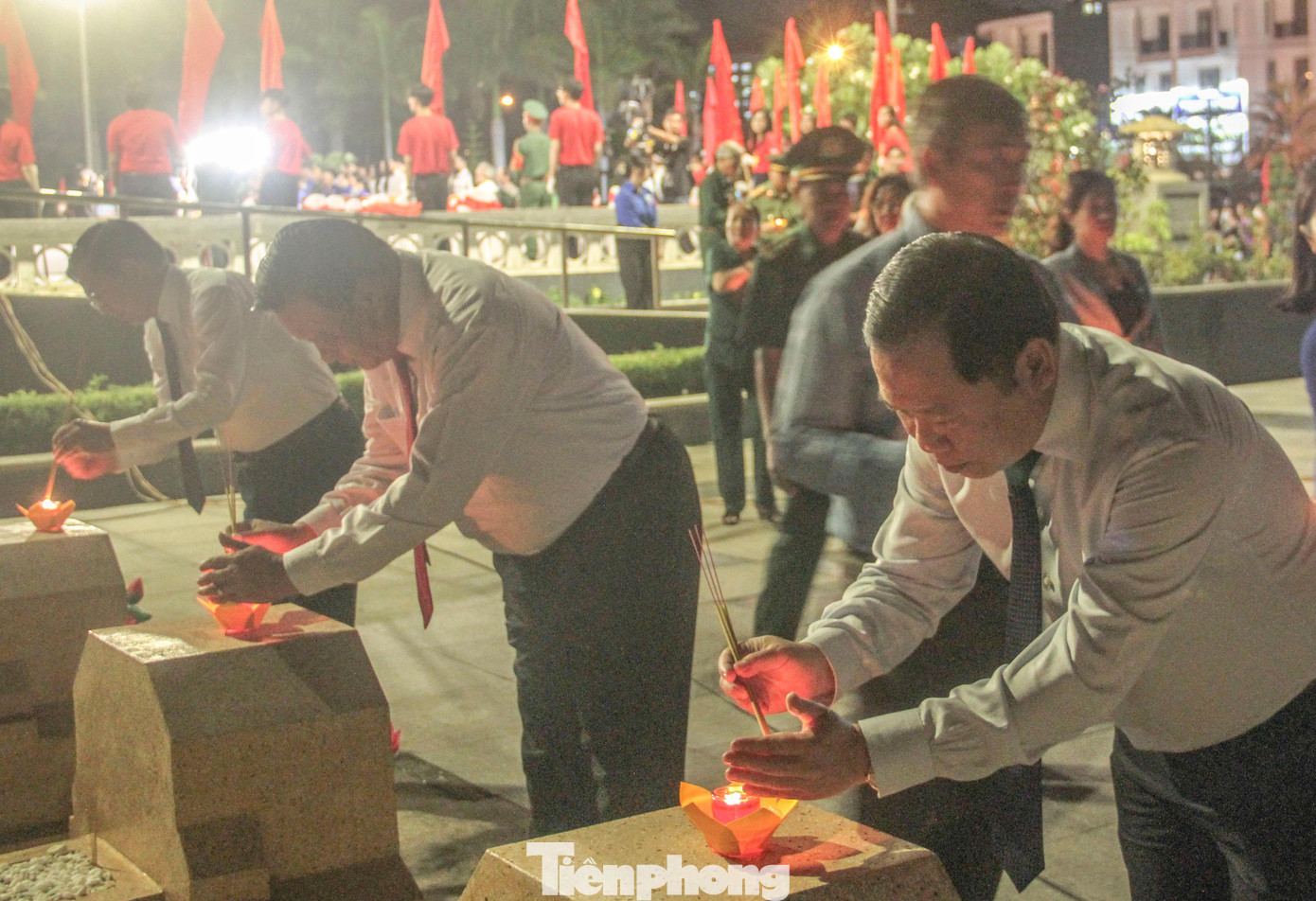 Lãnh đạo Tỉnh ủy, UBND tỉnh Bình Định thắp hương cho các mộ liệt sĩ. Ảnh: Trương Định