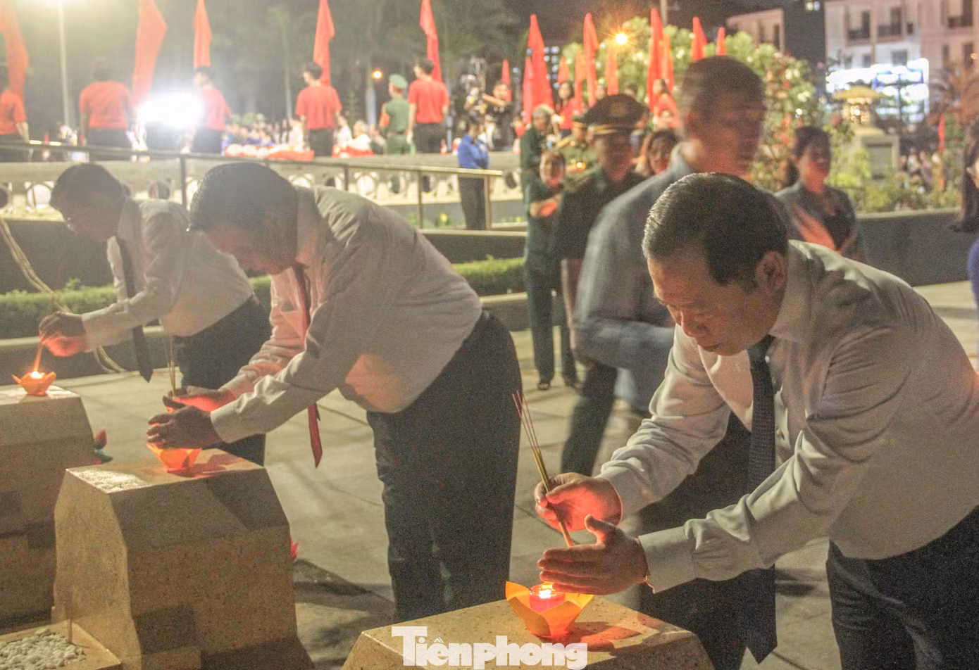 Lãnh đạo Tỉnh ủy, UBND tỉnh Bình Định thắp hương cho các mộ liệt sĩ. Ảnh: Trương Định Lãnh đạo Tỉnh ủy, UBND tỉnh Bình Định thắp hương cho các mộ liệt sĩ. Ảnh: Trương Định