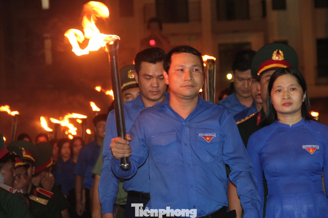 Nghi thức tiếp lửa truyền thống. Ảnh: Trương Định