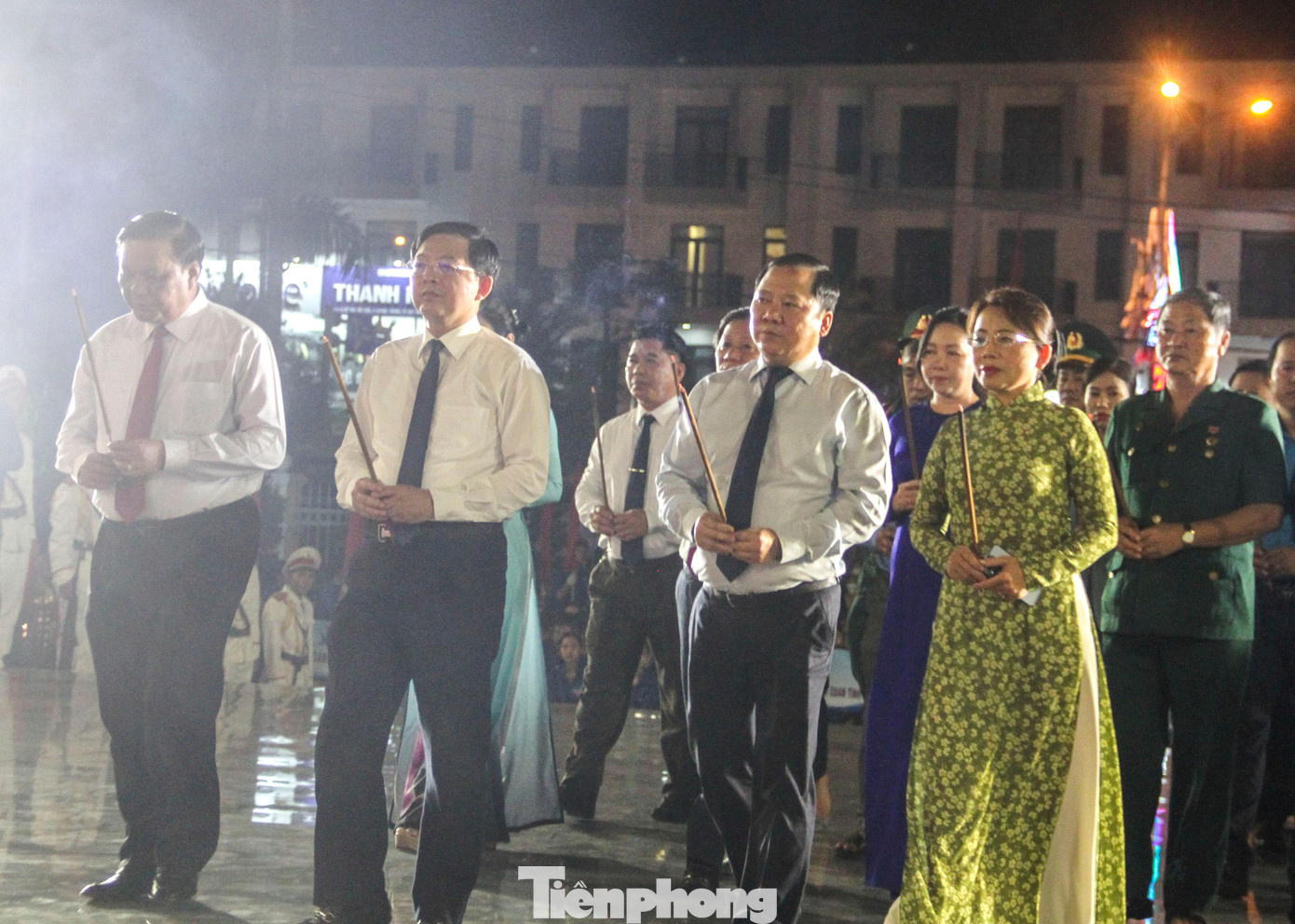 Lãnh đạo Tỉnh ủy, UBND tỉnh Bình Định dâng hương tại Nghĩa trang liệt sĩ TP Quy Nhơn. Ảnh: Trương Định