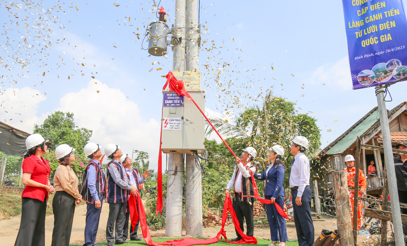 Sự kiện làng Canh Tiến đón ánh sáng điện lưới quốc gia đánh dấu mốc 100% hộ dân trong toàn tỉnh Bình Định đã được tiếp cận điện phục vụ sinh hoạt và sản xuất.