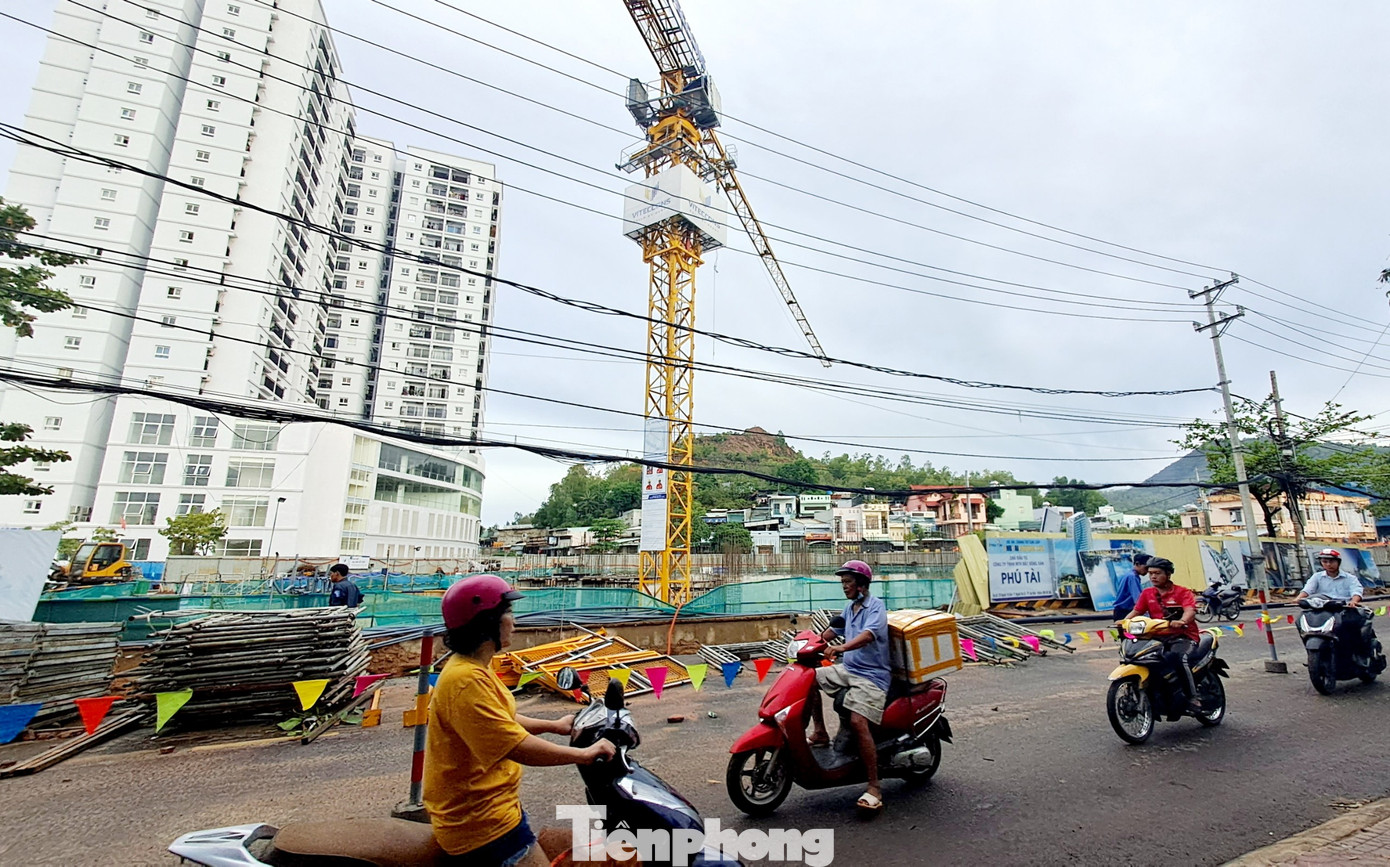 Các đơn vị đang tiến hành khắc phục sự cố sụt lún trên đường Hoàng Văn Thụ. (Ảnh: Trương Định)
