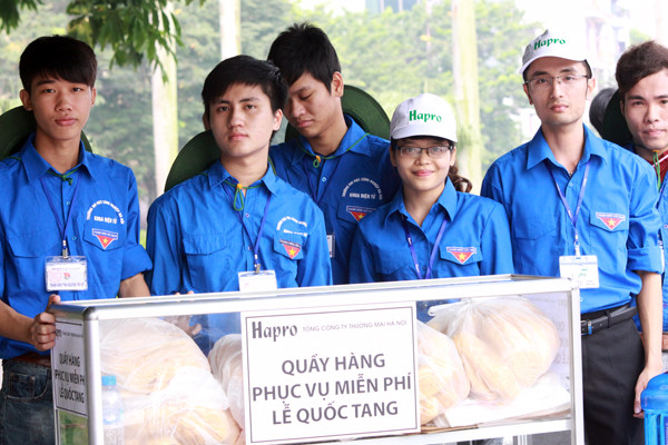 Phục vụ đồ ăn cho người dân đi viếng