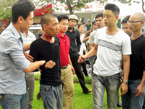  Hàng trăm người 2 bên đường tò mò dừng lại theo dõi vụ việc