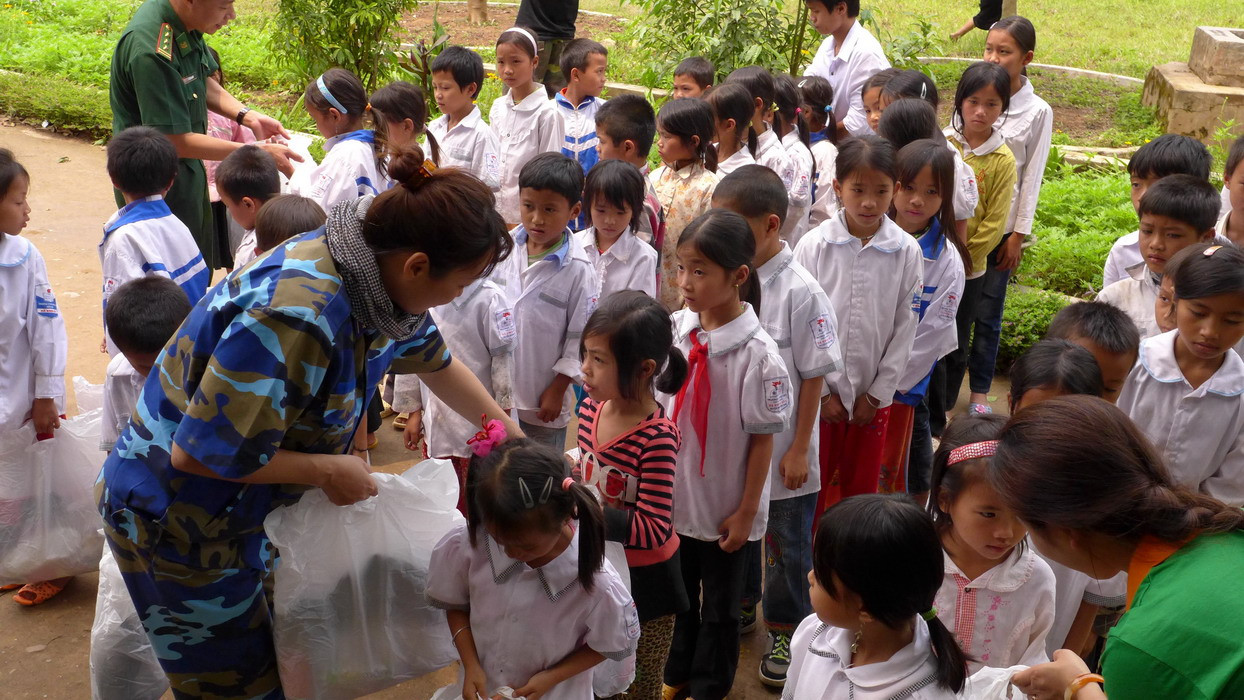 Trao quà cho học sinh tiểu học Nà Khoa, Mường Nhé