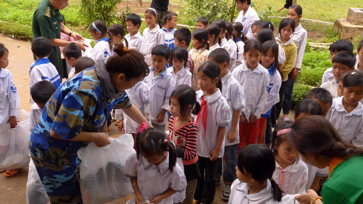Trao quà cho học sinh tiểu học Nà Khoa, Mường Nhé