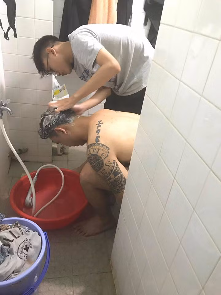 Đông Hùng phải nhờ em trai tắm gội sau khi bị chém ảnh 2