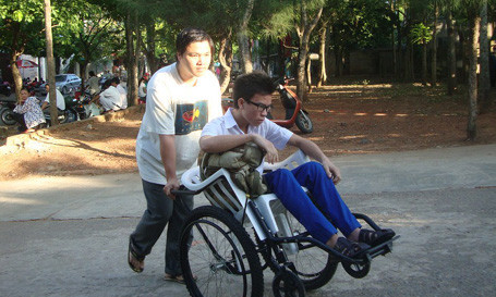 Thí sinh Lê Lợi được anh rể Nguyễn Đức Thuận đẩy xe lăn tới phòng thi.. Thí sinh Lê Lợi được anh rể Nguyễn Đức Thuận đẩy xe lăn tới phòng thi.